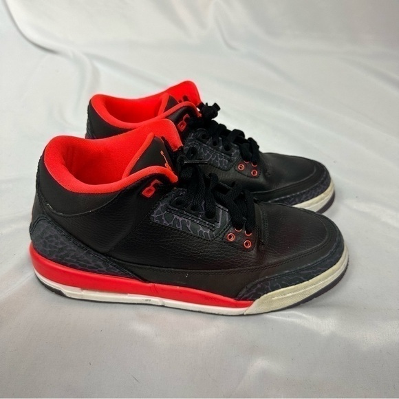 AIR Jordan 3 Retro Crimson Sneakers in Size 7 Youth - Picture 5 of 6